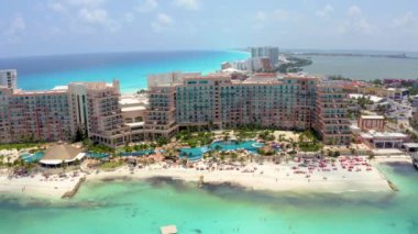 Cancun tatil köyü hava manzaralı. Punta Norte plajı, Cancun, Meksika. Görüntüyü kapat