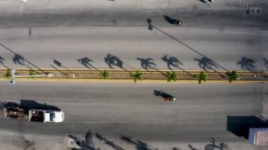 Sokaktan geçen arabalarla kavşağın hava görüntüsü.