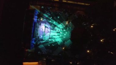 Lüks bir otelde insanlar dizide dans ediyor. Hava görünümü