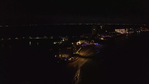 Vista aérea do hotel de luxo à noite pela se — Vídeo de Stock