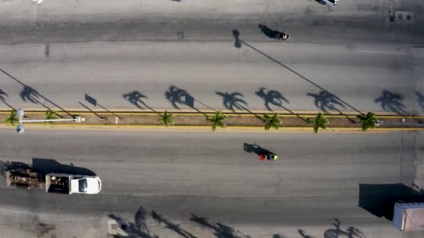 Αεροφωτογραφία της διασταύρωσης του δρόμου με αυτοκίνητα που οδηγούν στους δρόμους — Αρχείο Βίντεο