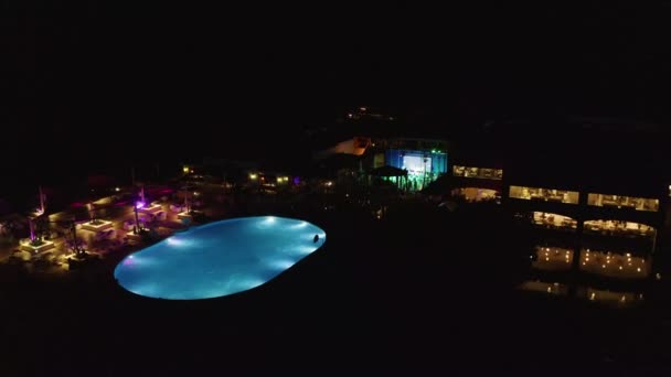 Luchtfoto van het luxe hotel 's nachts door de se — Stockvideo