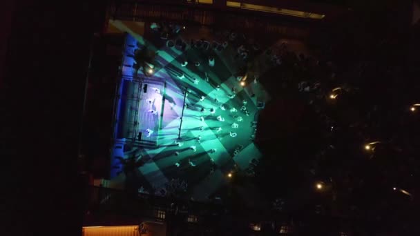 Pessoas dançando no show em um hotel de luxo. Vista aérea — Vídeo de Stock