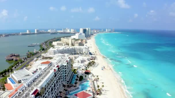 Luftaufnahme von Cancun, Mexiko mit Luxusresorts und türkisblauem Strand. — Stockvideo