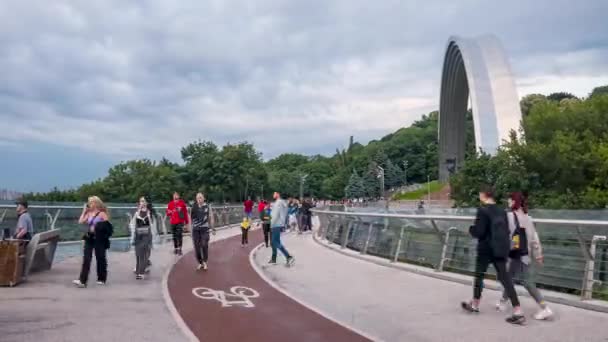 Kyiv Ukraine June 2021 Time Lapse View New Pedestrian Bridge — Vídeos de Stock