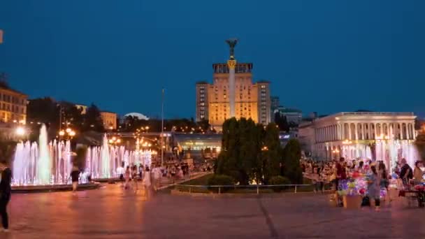 Maidan Nezalezhnosti, la plaza principal de la ciudad de Kiev al atardecer. — Vídeo de stock