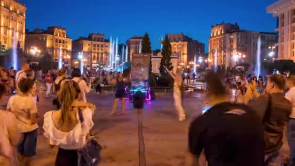 Maidan Nezalezhnosti, het centrale plein van de Kiev stad bij zonsondergang. — Stockvideo