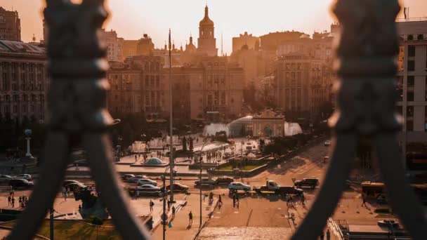 Maidan Nezalezhnosti, het centrale plein van de Kiev stad bij zonsondergang. — Stockvideo