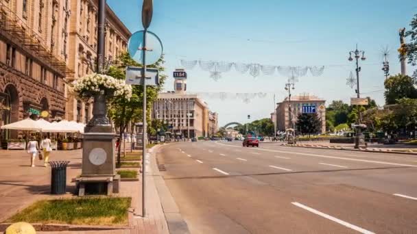 Maidan Nezalezhnosti, hlavní náměstí města Kyjeva při západu slunce. — Stock video