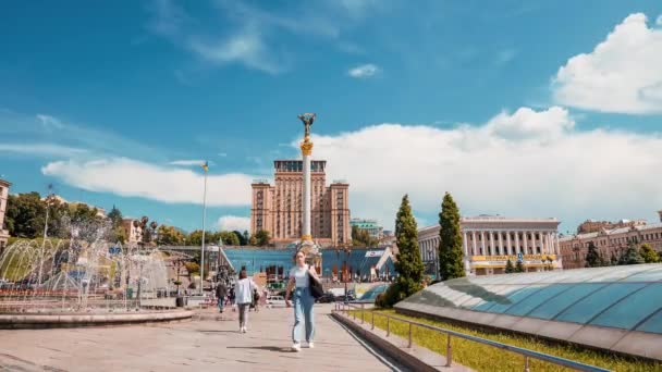 Maidan Nezalezhnosti, het centrale plein van de Kiev stad bij zonsondergang. — Stockvideo