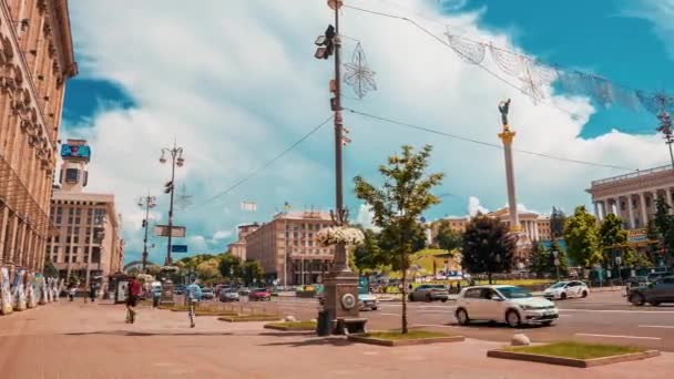 Včasný pohled na rušné městské ulice Kyjeva na Ukrajině. — Stock video