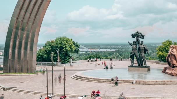 Vista temporal del Arco de la Amistad de los Pueblos — Vídeos de Stock