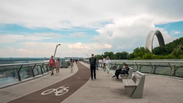 Időeltolódás kilátás az új gyalogos híd Kijevben, Ukrajna — Stock videók