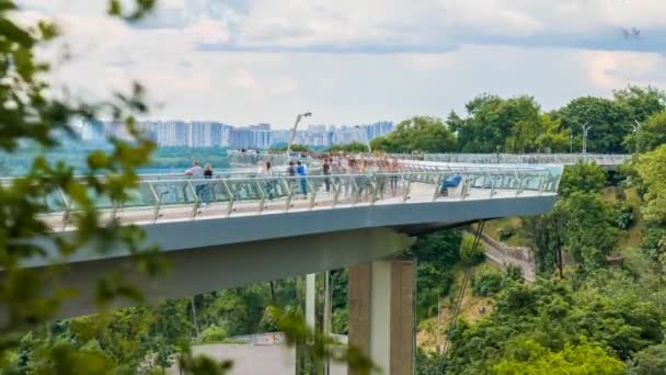 Czas upłynął widok nowego mostu dla pieszych w Kijowie, Ukraina — Wideo stockowe