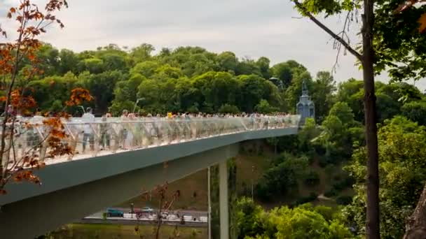 Tidsförskjutning syn på den nya fotgängarbron i Kiev, Ukraina — Stockvideo