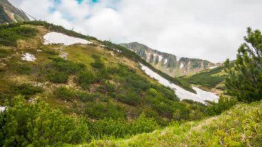 Romanya 'nın güzel kırsalının panoramik zaman çizelgesi. güneşli öğleden sonra