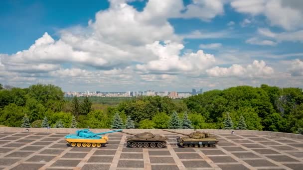 Timelapse kilátás három tartály áll a tér közepén. — Stock videók