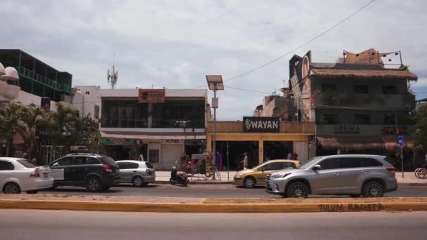 Borrão. Tráfego urbano numa estrada rural. Lotes de carros e motociclistas — Vídeo de Stock