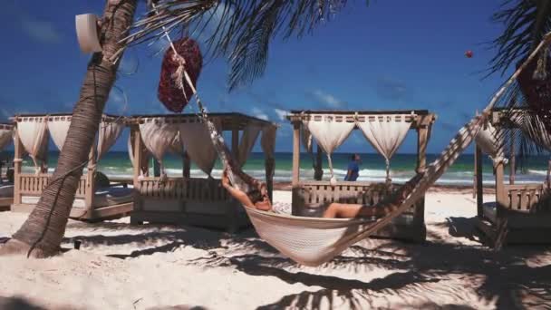 Hermoso concepto de paraíso playa. Hierbas flotantes que cuelgan de la palma — Vídeos de Stock