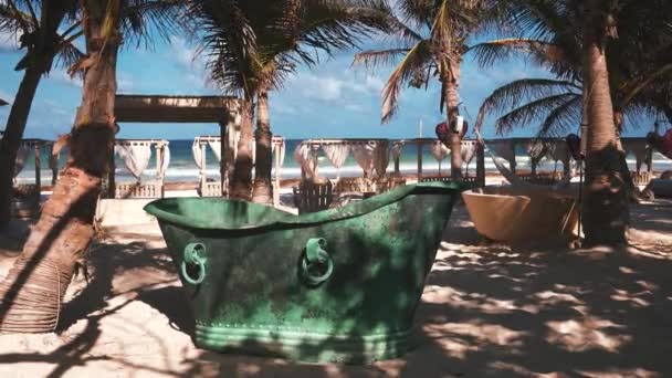 Hermoso concepto de paraíso playa. Hierbas flotantes que cuelgan de la palma — Vídeo de stock