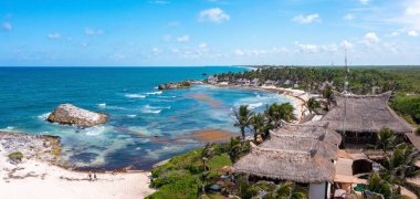 Sahilde sihirli bir Karayip denizi ve sahil kenarında küçük kulübeleri olan Aerial Tulum sahil şeridi. Güzel Tulum doğası. Meksika 'nın havadan görünüşü.