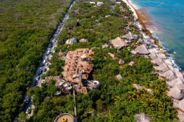 Tulum, Meksika. 15 Mayıs 2021. Tulum 'daki Azulik otelinin hava manzarası. Deniz kıyısındaki ormandaki eko ahşap evlerin güzel manzarası..