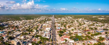 Tulum kasabasının yukarıdan görünüşü. Cancun yakınlarında küçük bir Meksika köyü..