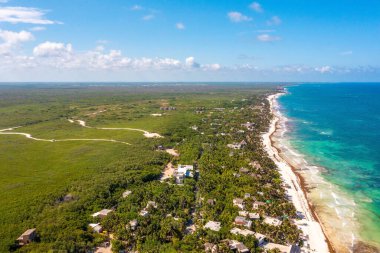 Sahilde sihirli bir Karayip denizi ve sahil kenarında küçük kulübeleri olan Aerial Tulum sahil şeridi. Güzel Tulum doğası. Meksika 'nın havadan görünüşü.