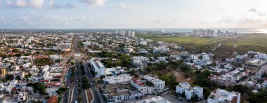 Cancun şehir merkezinin hava görüntüsü. Meksika 'da Cancun plaj bölgesinde küçük binalar olan işlek bir cadde..