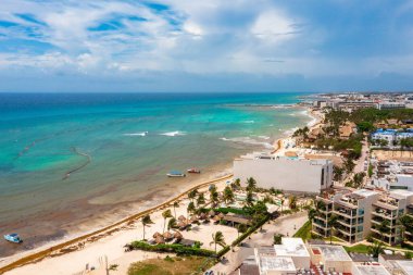 Meksika 'daki Playa Del Carmen kasabasının havadan görünüşü. Lüks tatil beldeleri ve mavi turkuaz Karayip plajı manzarası.