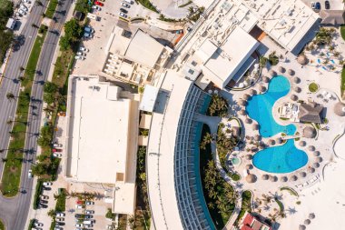 Meksika 'daki Punta Norte plajındaki Cancun' daki lüks otellerin hava manzarası. Karayip Denizi kıyısında lüks tatil beldeleri.