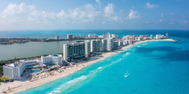 Etrafı turkuaz mavi deniz suyuyla çevrili, sonsuz havuzlu lüks bir otel..