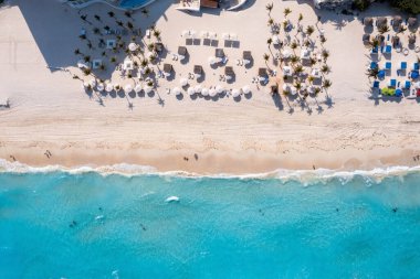 Etrafı turkuaz mavi deniz suyuyla çevrili, sonsuz havuzlu lüks bir otel..