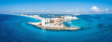 Plaj salonu, güneşlenme odaları ve lüks otelde panoramik deniz manzaralı özel yüzme havuzu. Hava görünümü.