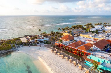 Büyülü gündoğumu manzarası Karayipler 'de lüks bir tatil köyünün yakınında. Gün doğumunda Cancun plaj bölgesinin havadan görüntüsü..