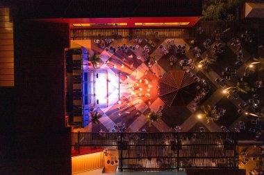 Lüks bir otelde insanlar dizide dans ediyor. Hava görüntüsü. İnsanların hafif müzikle eğlendiği bir gece programı..