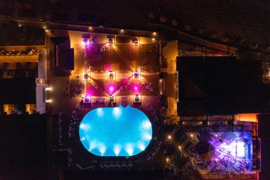 Geceleri sonsuz havuzun havuz manzarası. Lüks tatil köyü görünümü.