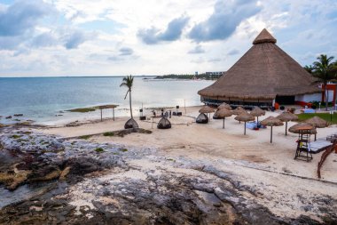 Cancun, Meksika. 10 Mayıs 2021. Alina Astrovskaja ve Anton Lavrentev Karayip Denizi kıyısındaki bir plajda konser veriyorlar. Güzel canlı konser konsepti.