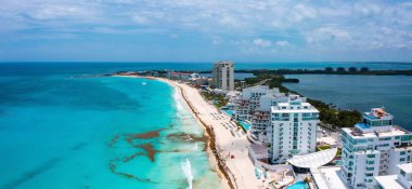 Güzel Cancun plajı üzerinde uçuyor. Lüks otellerin havadan görünüşü. Tatil konsept görüntüsü. Karayip deniz turkuaz su manzarası.
