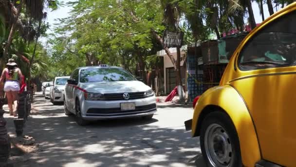 Hermosa ciudad de Tulum. Tráfico por las calles estrechas. — Vídeos de Stock