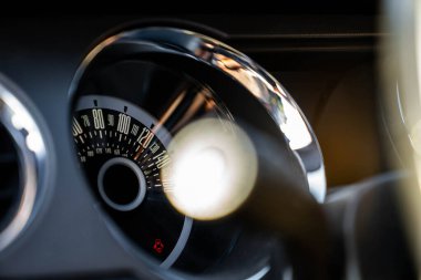 Ford Mustang 'in klasik hız göstergesi. Amerikan kaslı arabası.