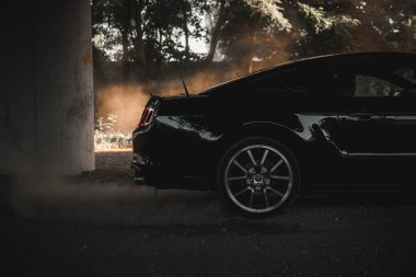 Siyah Ford Mustang model park edilmiş. Sportif efsanevi Amerikan spor arabası