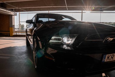 Siyah Ford Mustang model park edilmiş. Sportif efsanevi Amerikan spor arabası