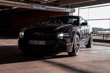 Siyah Ford Mustang model park edilmiş. Sportif efsanevi Amerikan spor arabası