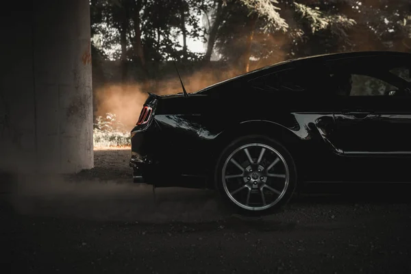 Modelo Ford Mustang preto estacionado. Sporty lendário sportscar americano — Fotografia de Stock