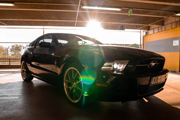 Μαύρο Ford Mustang μοντέλο σταθμευμένο. Αθλητικά θρυλικά αμερικανικά σπορ αυτοκίνητο — Φωτογραφία Αρχείου
