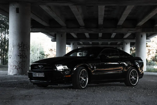 Modello Ford Mustang nero parcheggiato. Sporty leggendaria cicatrice sportiva americana — Foto Stock