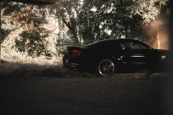 Ford Mustang nero alla deriva sotto il ponte. — Foto Stock