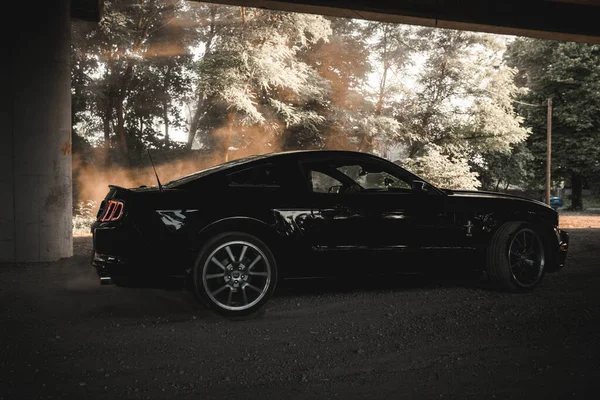 Modello Ford Mustang nero parcheggiato. Sporty leggendaria cicatrice sportiva americana — Foto Stock