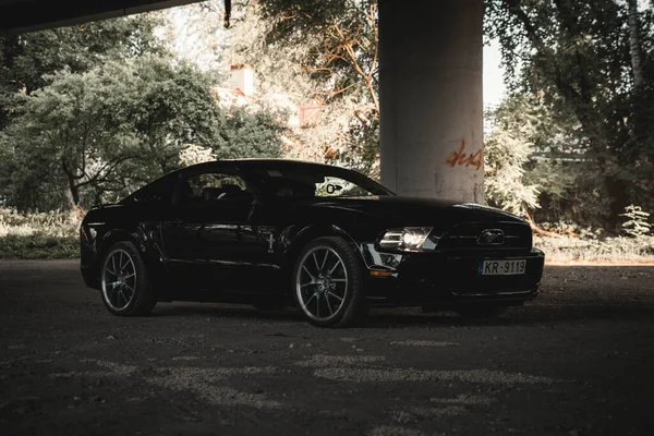 Schwarzer Ford Mustang geparkt. Sportlicher legendärer amerikanischer Sportwagen — Stockfoto